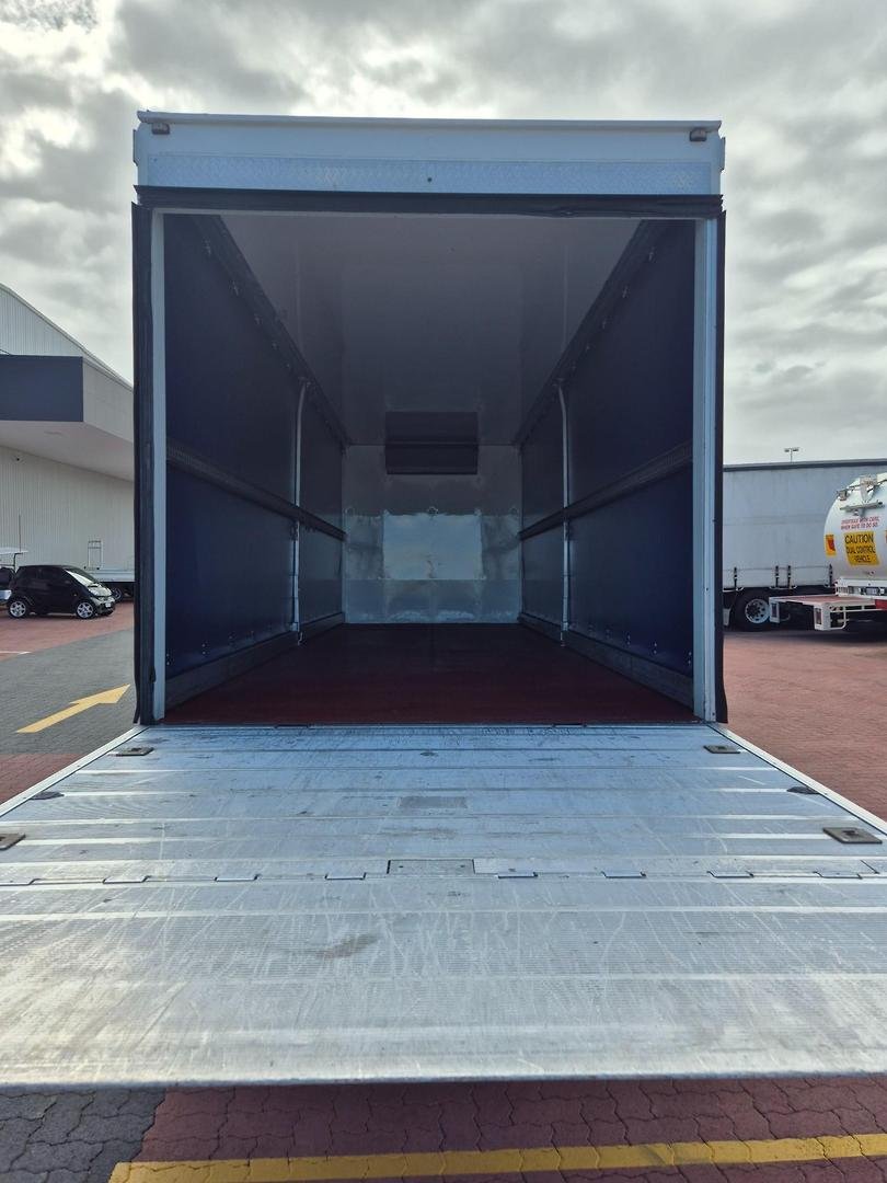 2015 Isuzu Fsd850 12 Plt Refrigerated Taut/Lift image 19