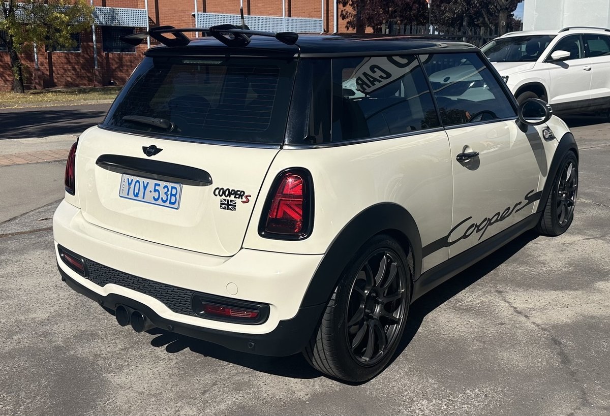 2013 MINI Hatch Cooper S R56 LCI image 12