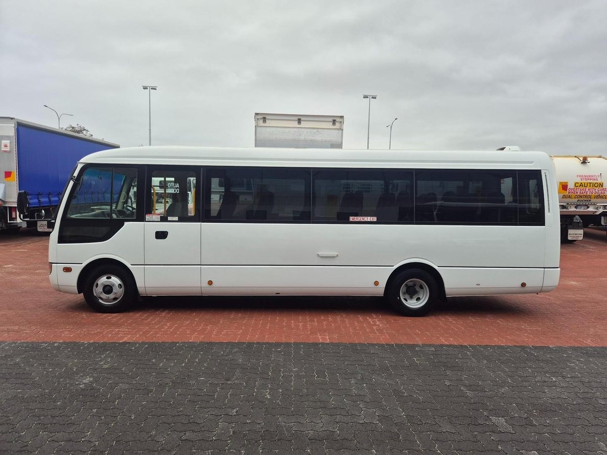 2015 Fuso Rosa 25 Seat Auto Deluxe Bus image 8
