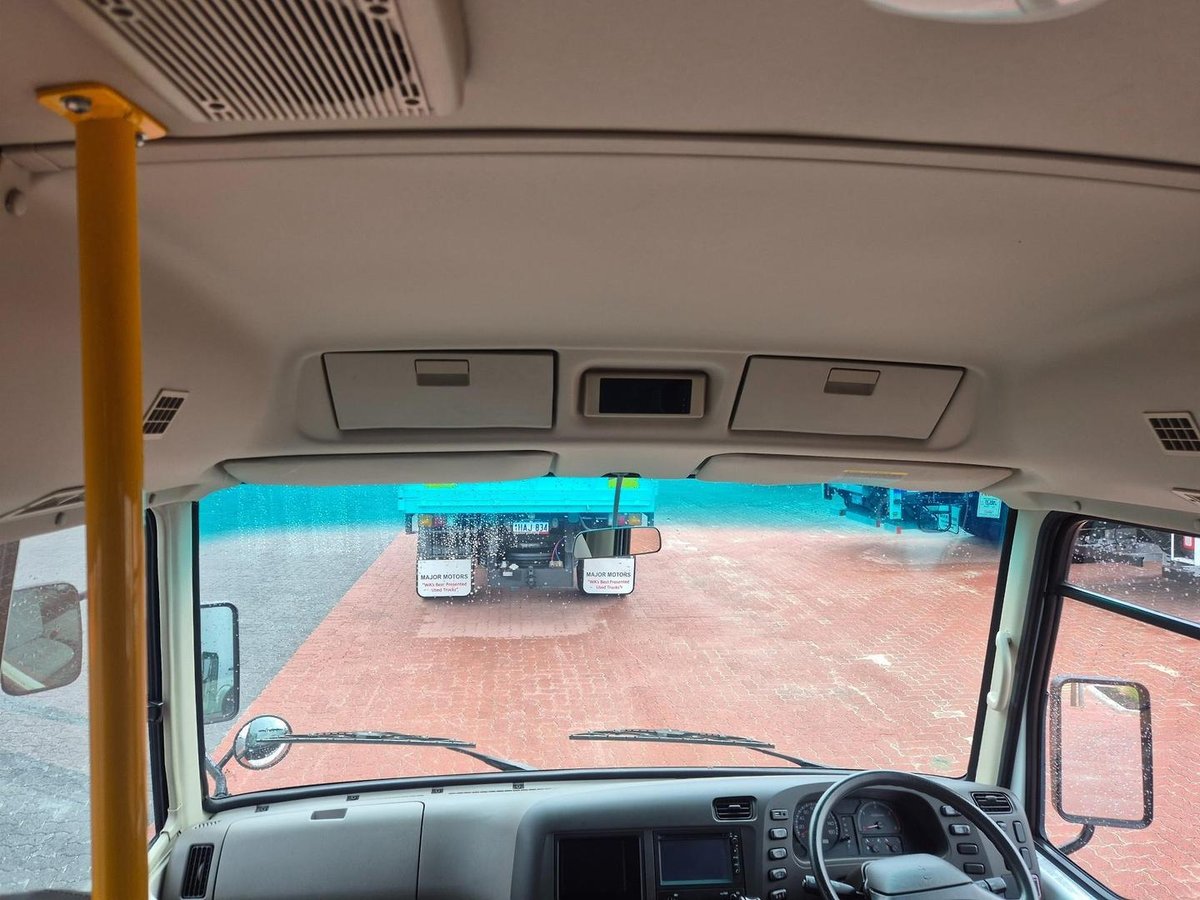 2015 Fuso Rosa 25 Seat Auto Deluxe Bus image 7
