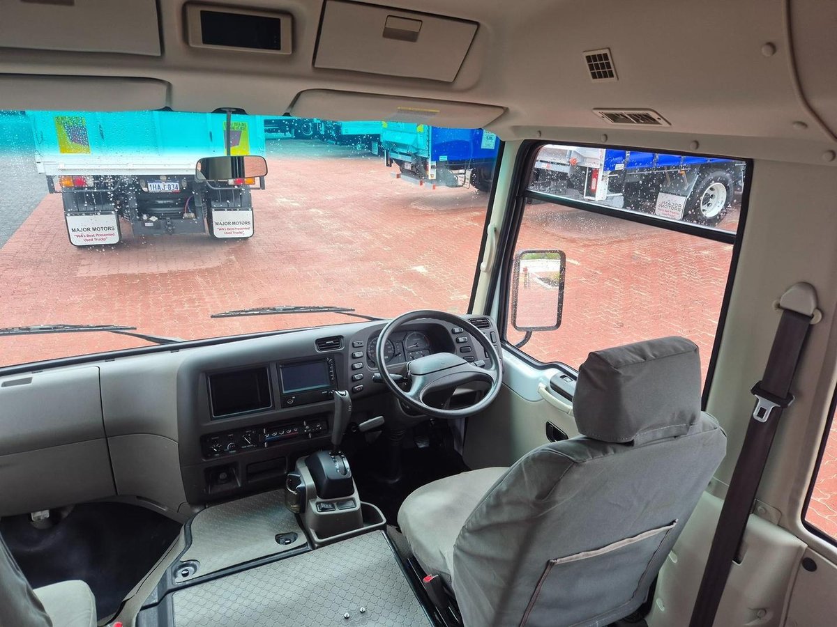 2015 Fuso Rosa 25 Seat Auto Deluxe Bus image 3