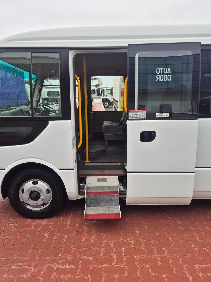 2015 Fuso Rosa 25 Seat Auto Deluxe Bus image 4