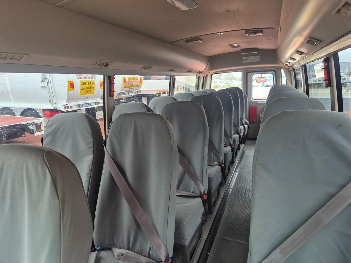2015 Fuso Rosa 25 Seat Auto Deluxe Bus image 11