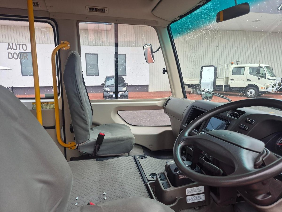 2015 Fuso Rosa 25 Seat Auto Deluxe Bus image 13