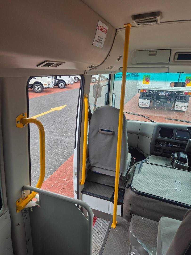 2015 Fuso Rosa 25 Seat Auto Deluxe Bus image 9