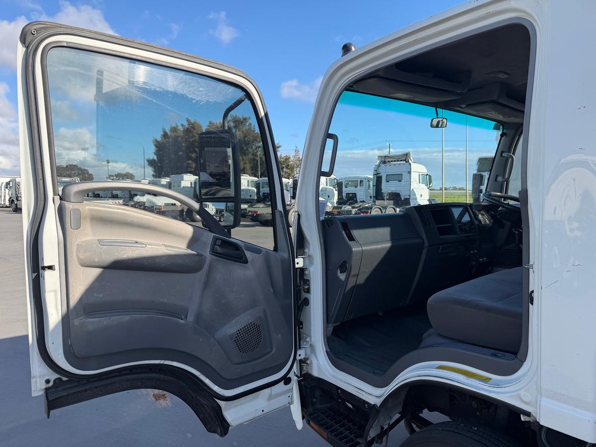2008 Isuzu N Series NPR 400 image 23