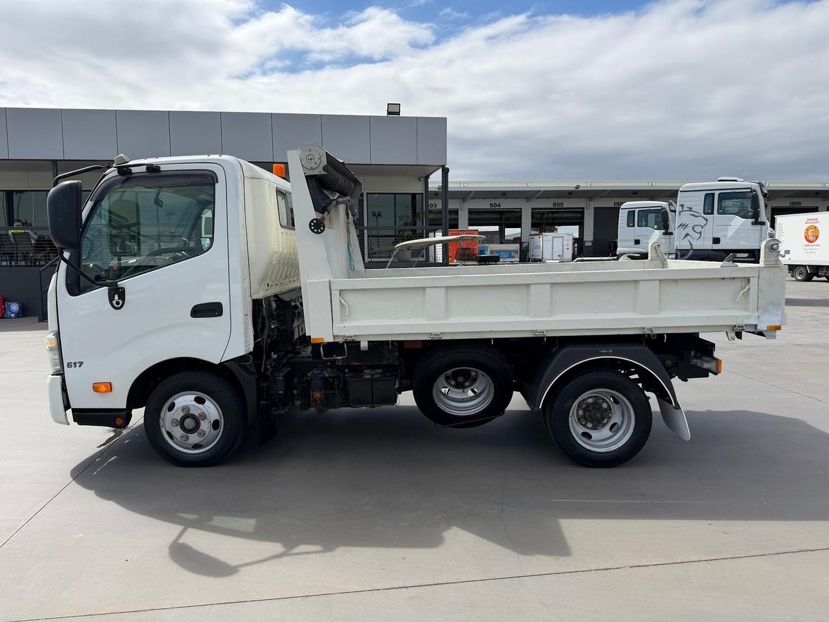 2018 Hino 300 Series 617 image 4