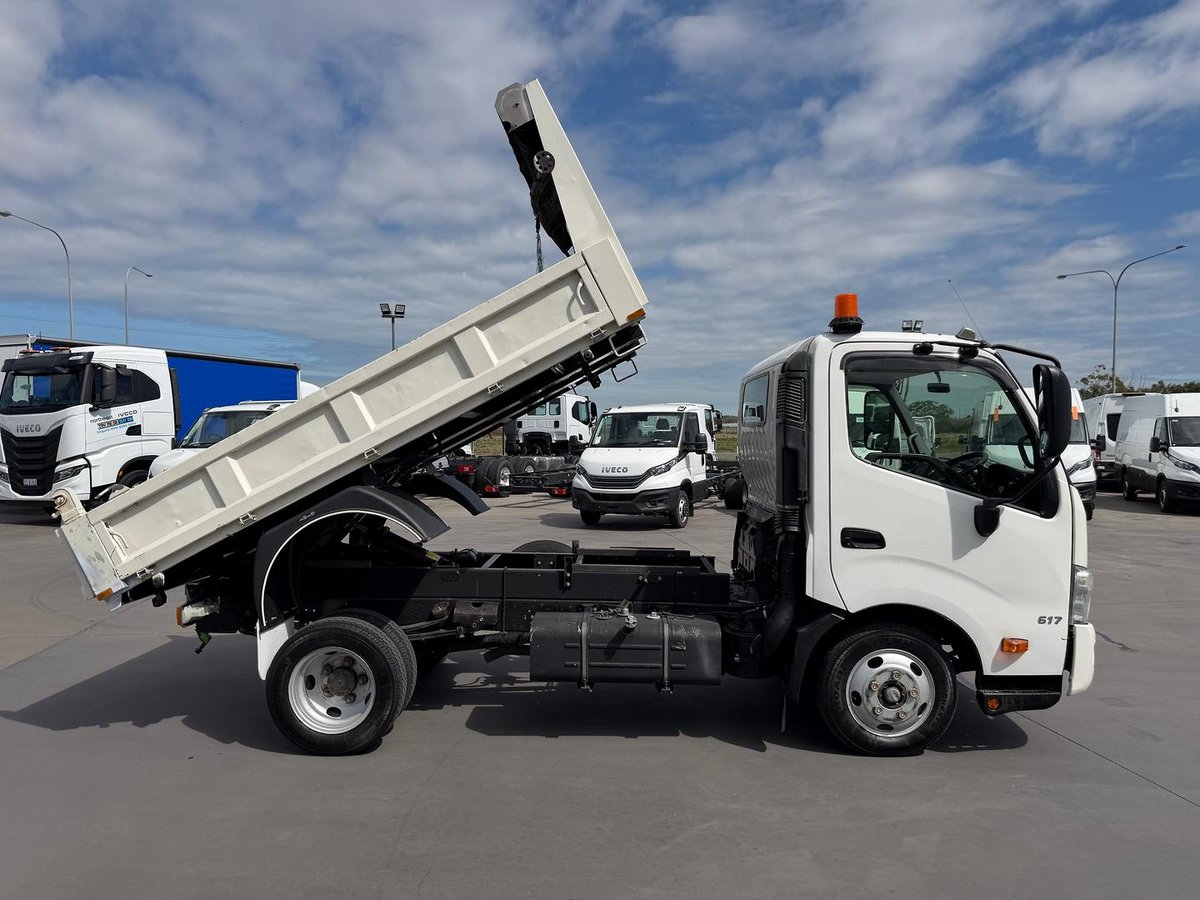 2018 Hino 300 Series 617 image 12