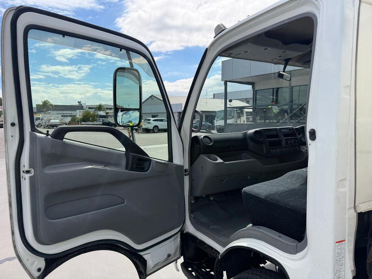 2018 Hino 300 Series 617 image 24