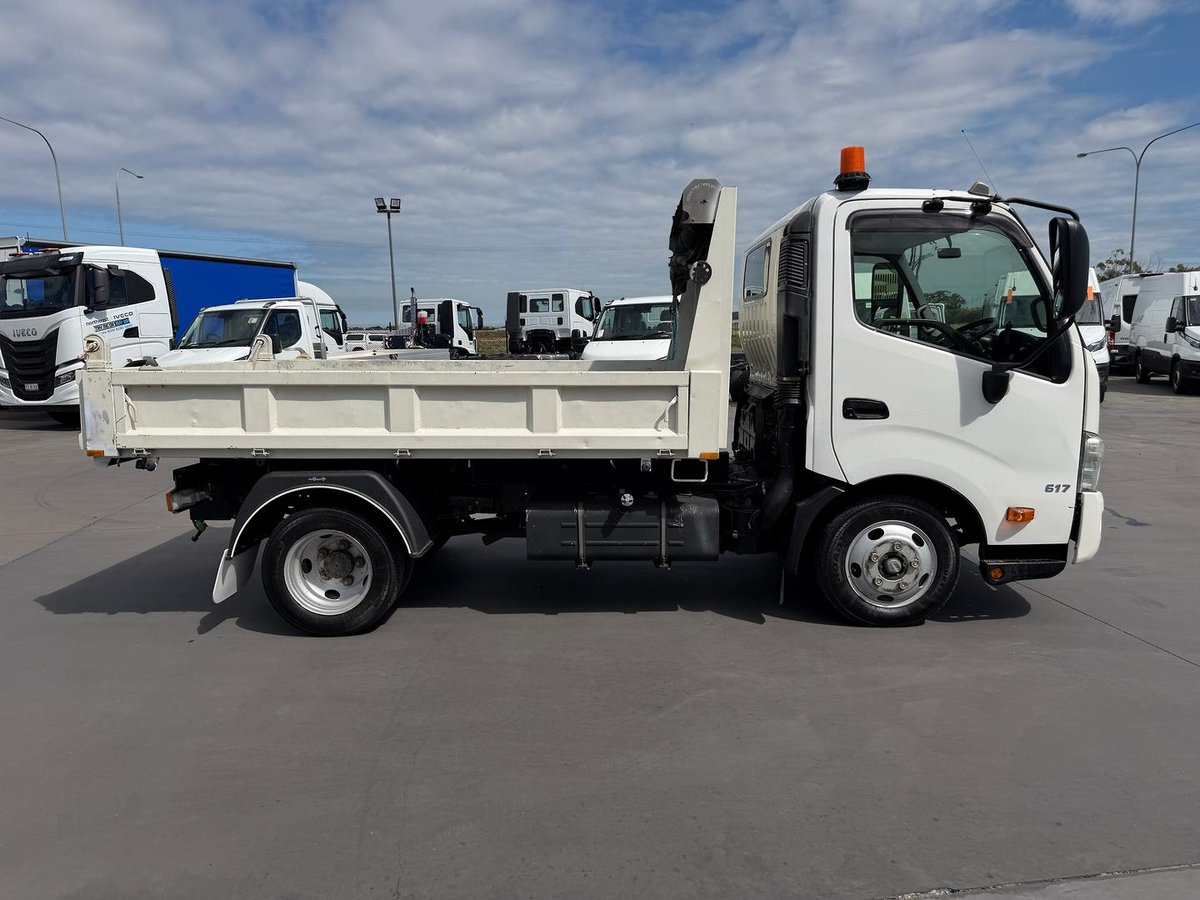 2018 Hino 300 Series 617 image 8