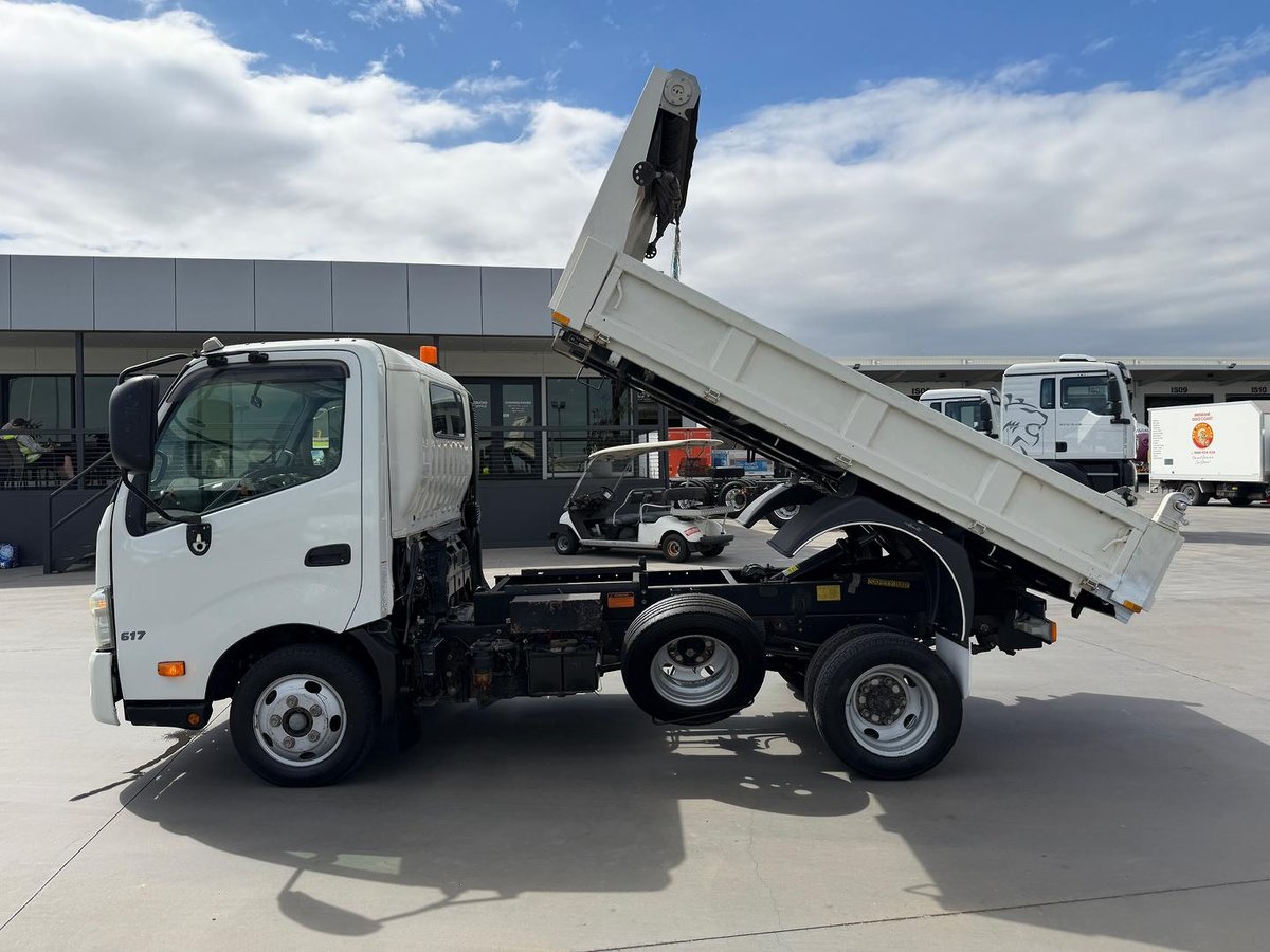 2018 Hino 300 Series 617 image 16