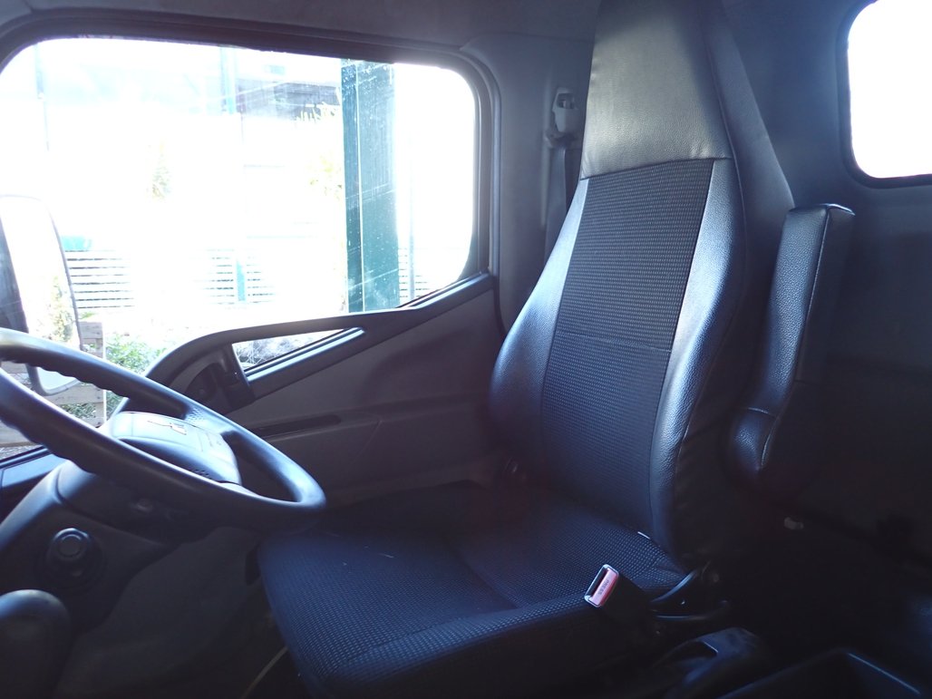2020 Mitsubishi Canter Fuso image 16