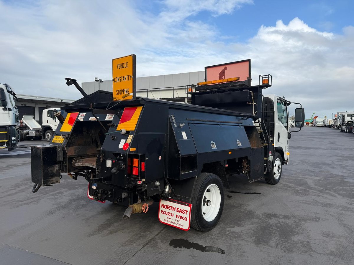 2011 Isuzu N Series NQR 450 image 3