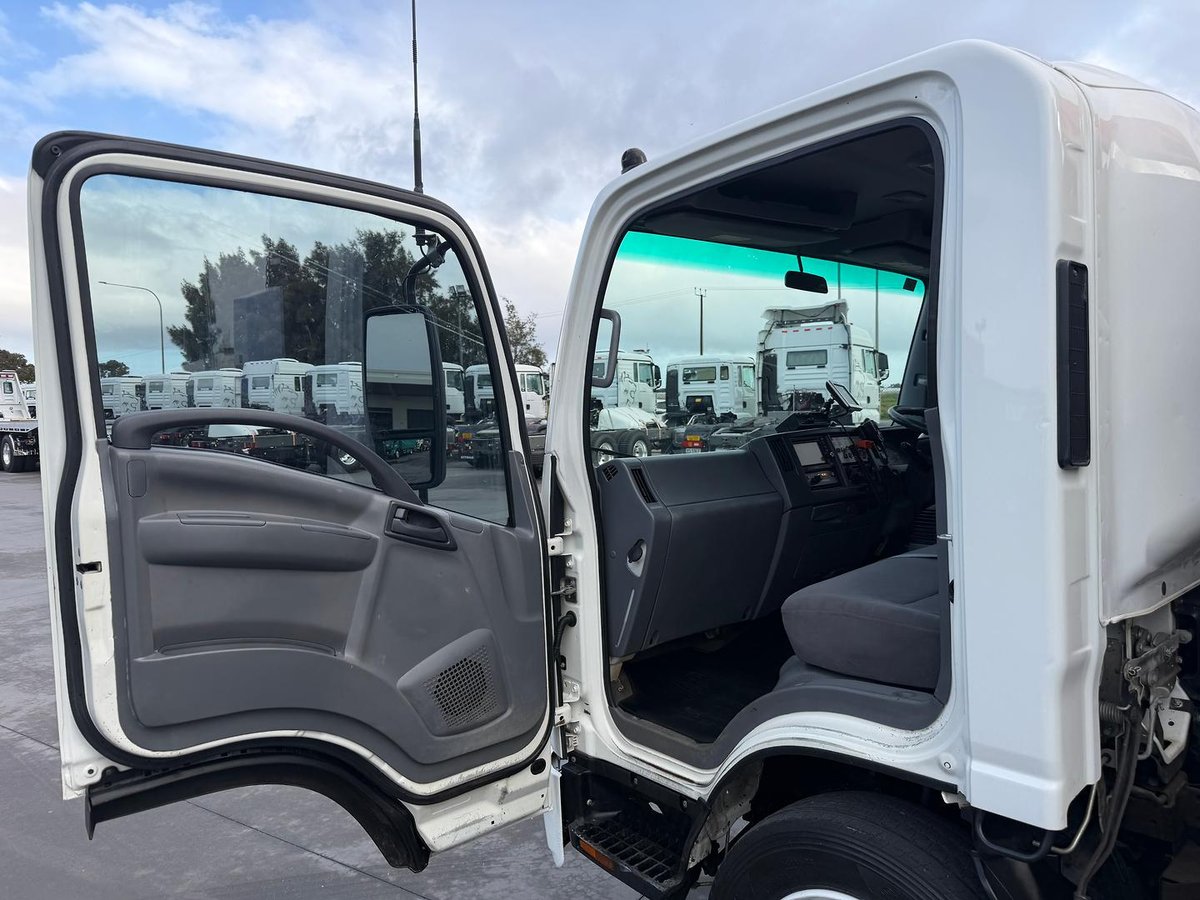 2011 Isuzu N Series NQR 450 image 19