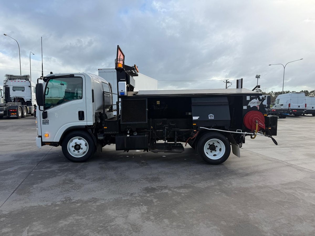 2011 Isuzu N Series NQR 450 image 6