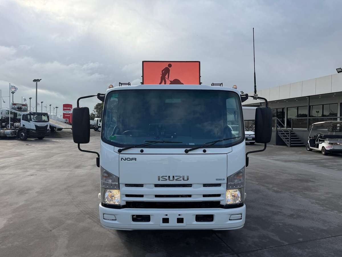 2011 Isuzu N Series NQR 450 image 7