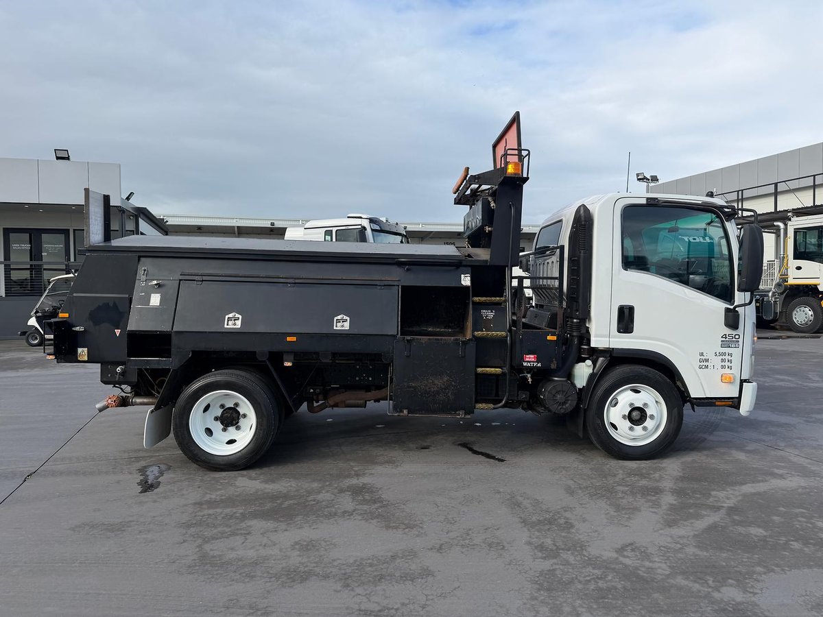 2011 Isuzu N Series NQR 450 image 2