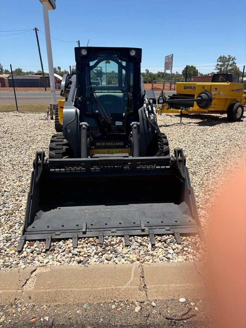 New Holland L325 image 4