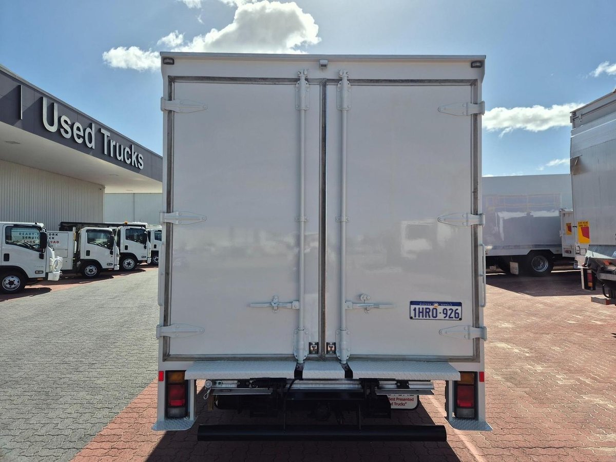 2022 Isuzu Nnr 45 150 Amt Van And Lift image 22
