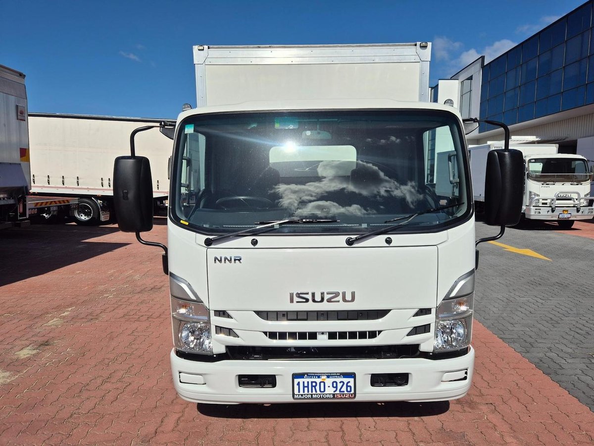 2022 Isuzu Nnr 45 150 Amt Van And Lift image 7