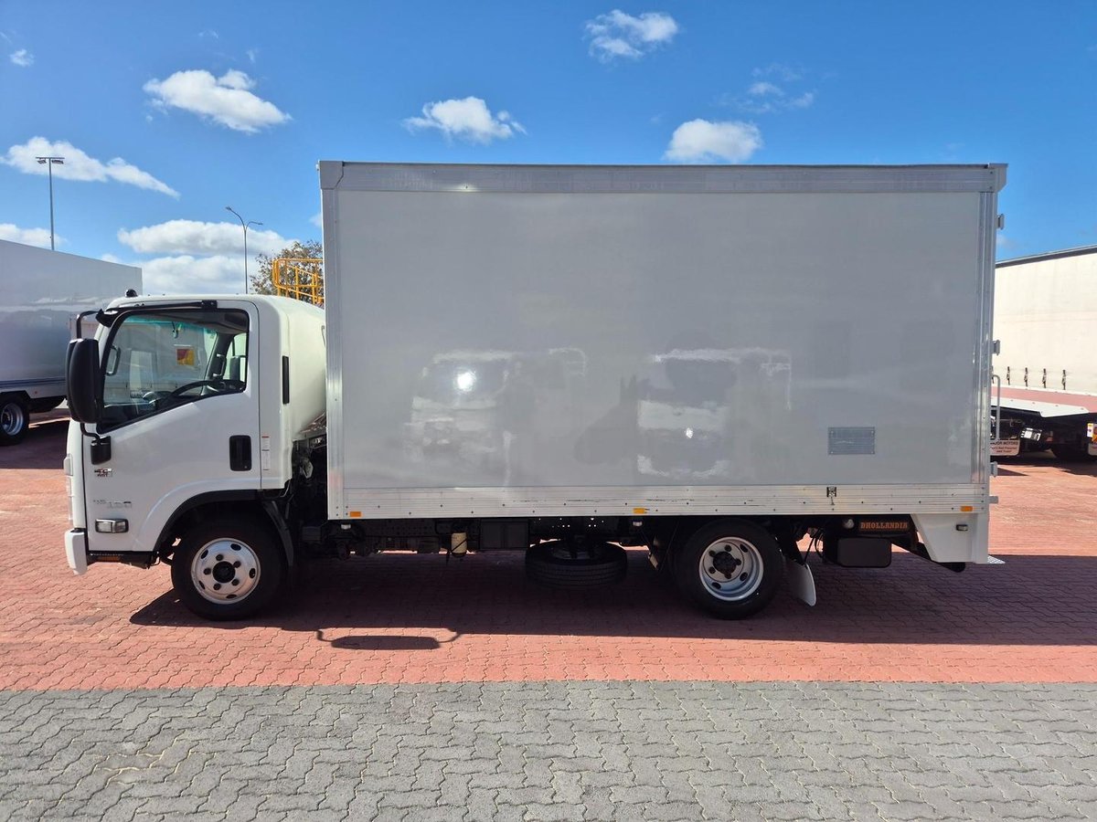 2022 Isuzu Nnr 45 150 Amt Van And Lift image 19