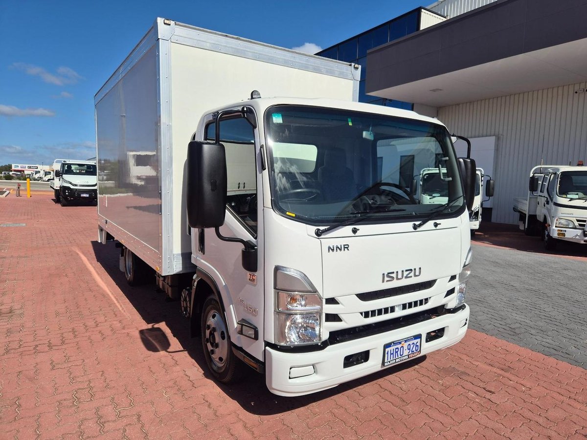 2022 Isuzu Nnr 45 150 Amt Van And Lift image 10
