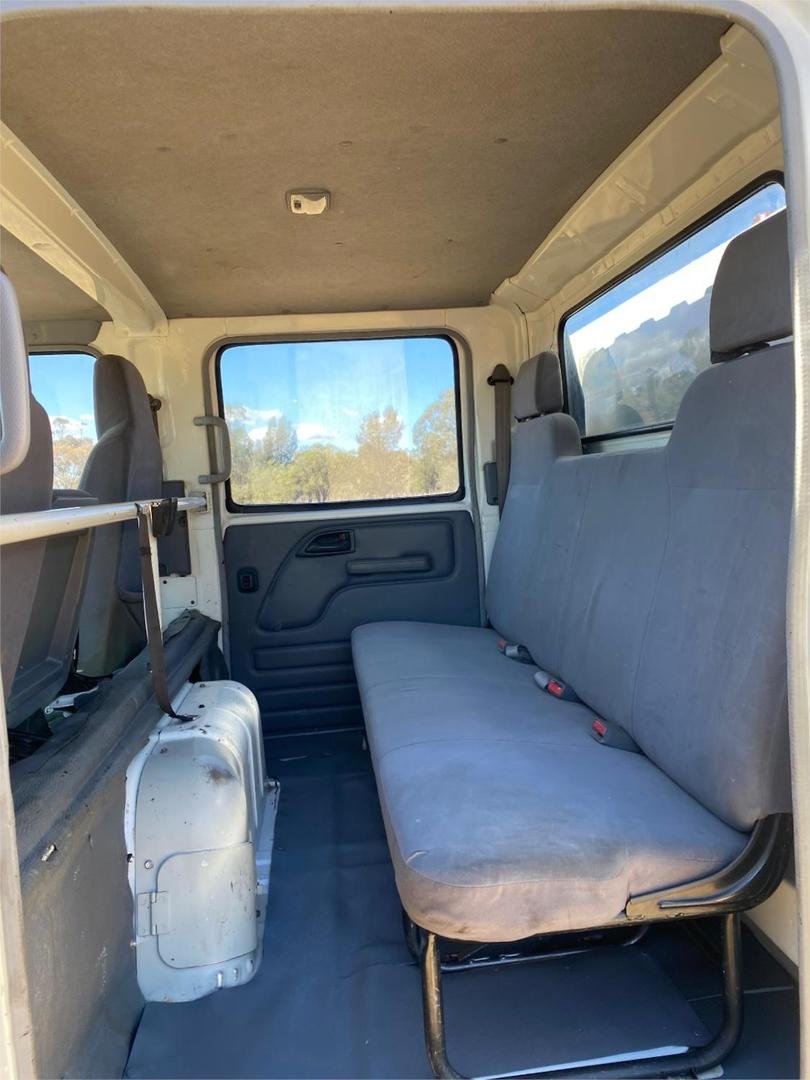 2009 Isuzu N Series Npr 300 image 11