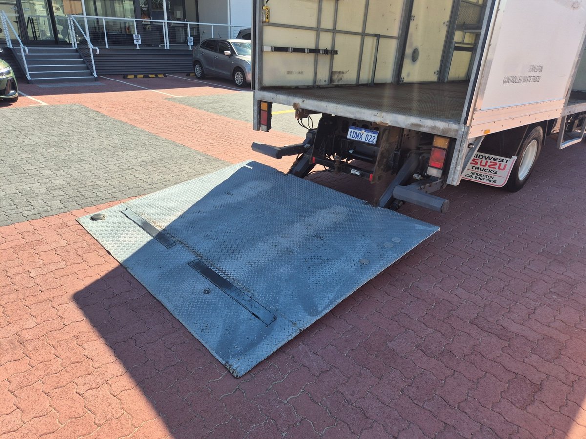 2010 Isuzu Trucks Frr600 6 Ton Van And Lift image 13