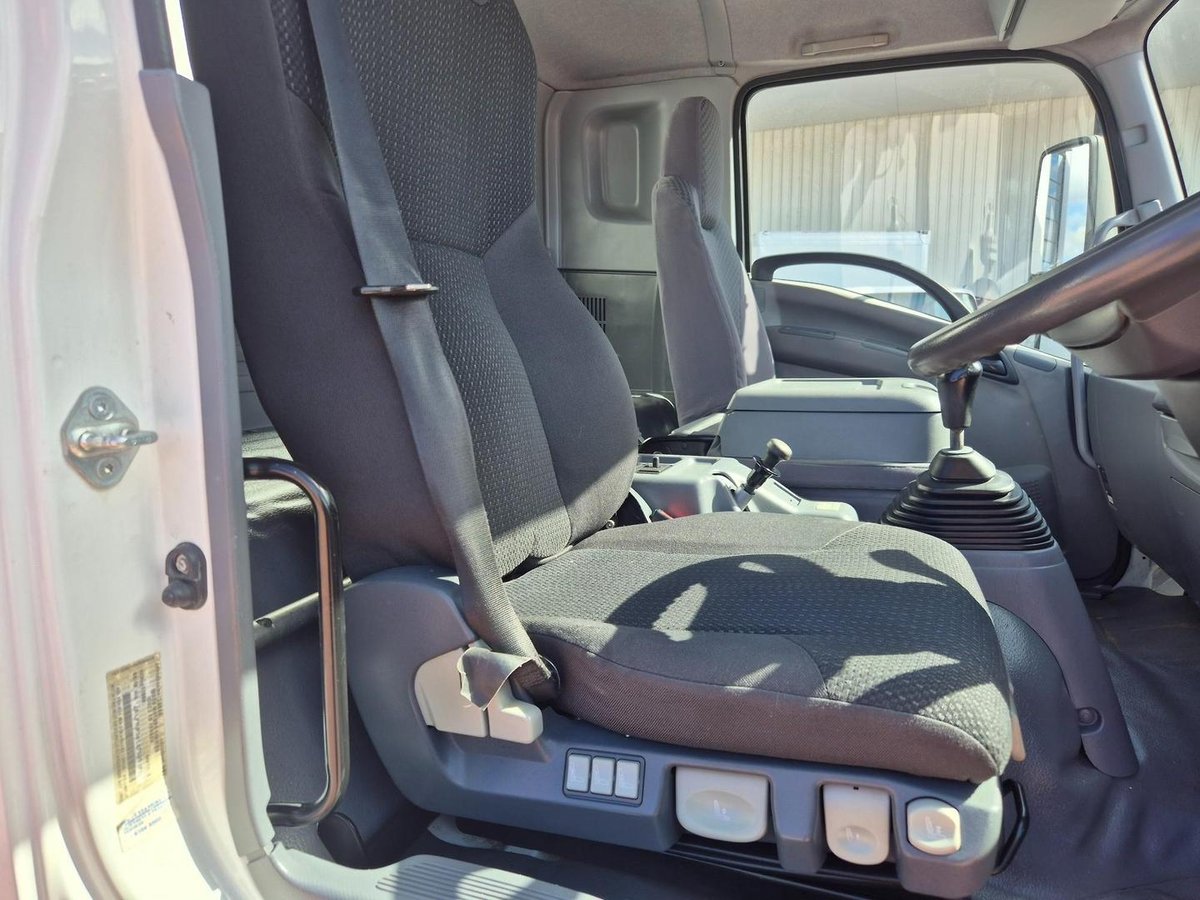 2010 Isuzu Frr600 6 Ton Van And Lift image 15