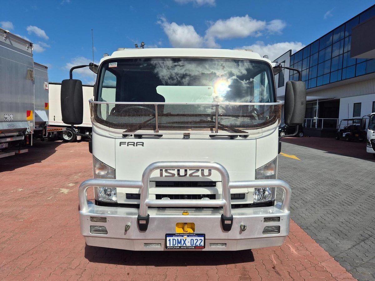 2010 Isuzu Frr600 6 Ton Van And Lift image 8
