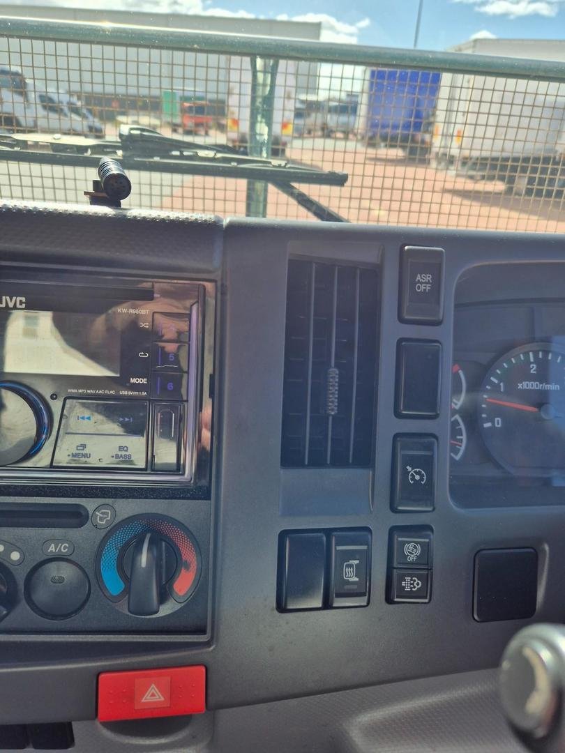 2010 Isuzu Frr600 6 Ton Van And Lift image 11