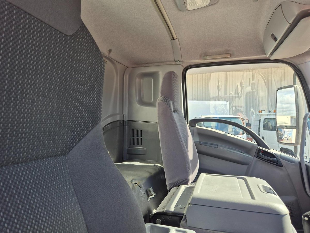 2010 Isuzu Frr600 6 Ton Van And Lift image 18