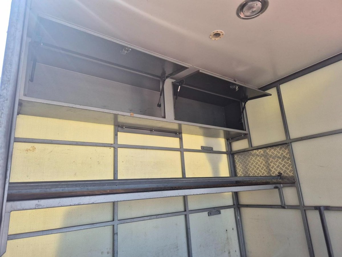 2010 Isuzu Frr600 6 Ton Van And Lift image 24