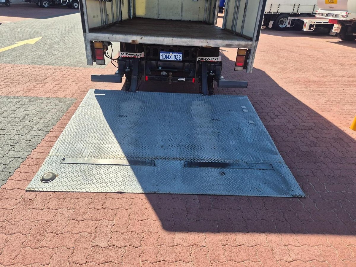 2010 Isuzu Frr600 6 Ton Van And Lift image 26