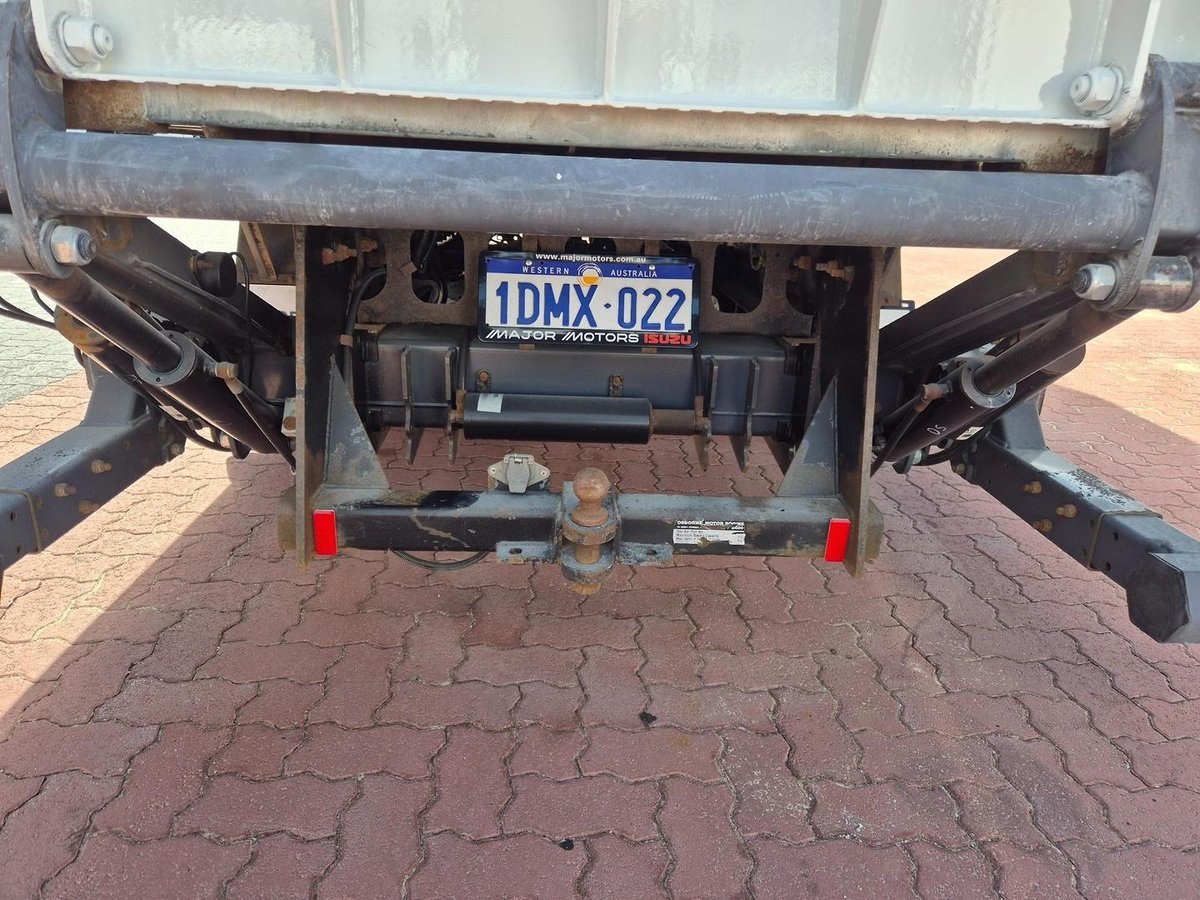 2010 Isuzu Frr600 6 Ton Van And Lift image 10