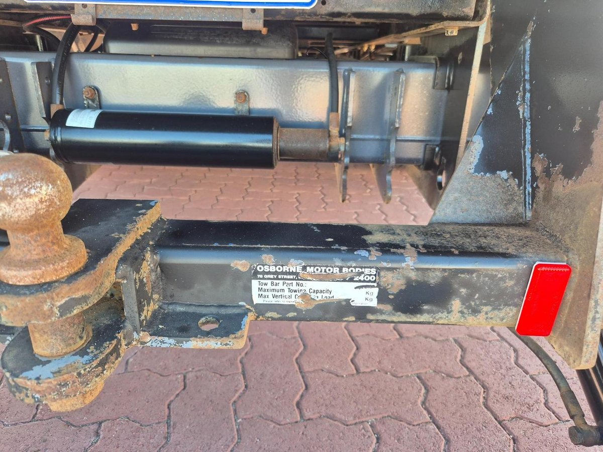 2010 Isuzu Frr600 6 Ton Van And Lift image 25