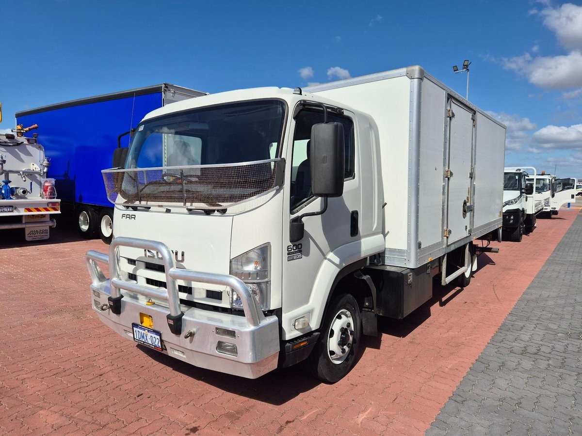 2010 Isuzu Frr600 6 Ton Van And Lift image 5