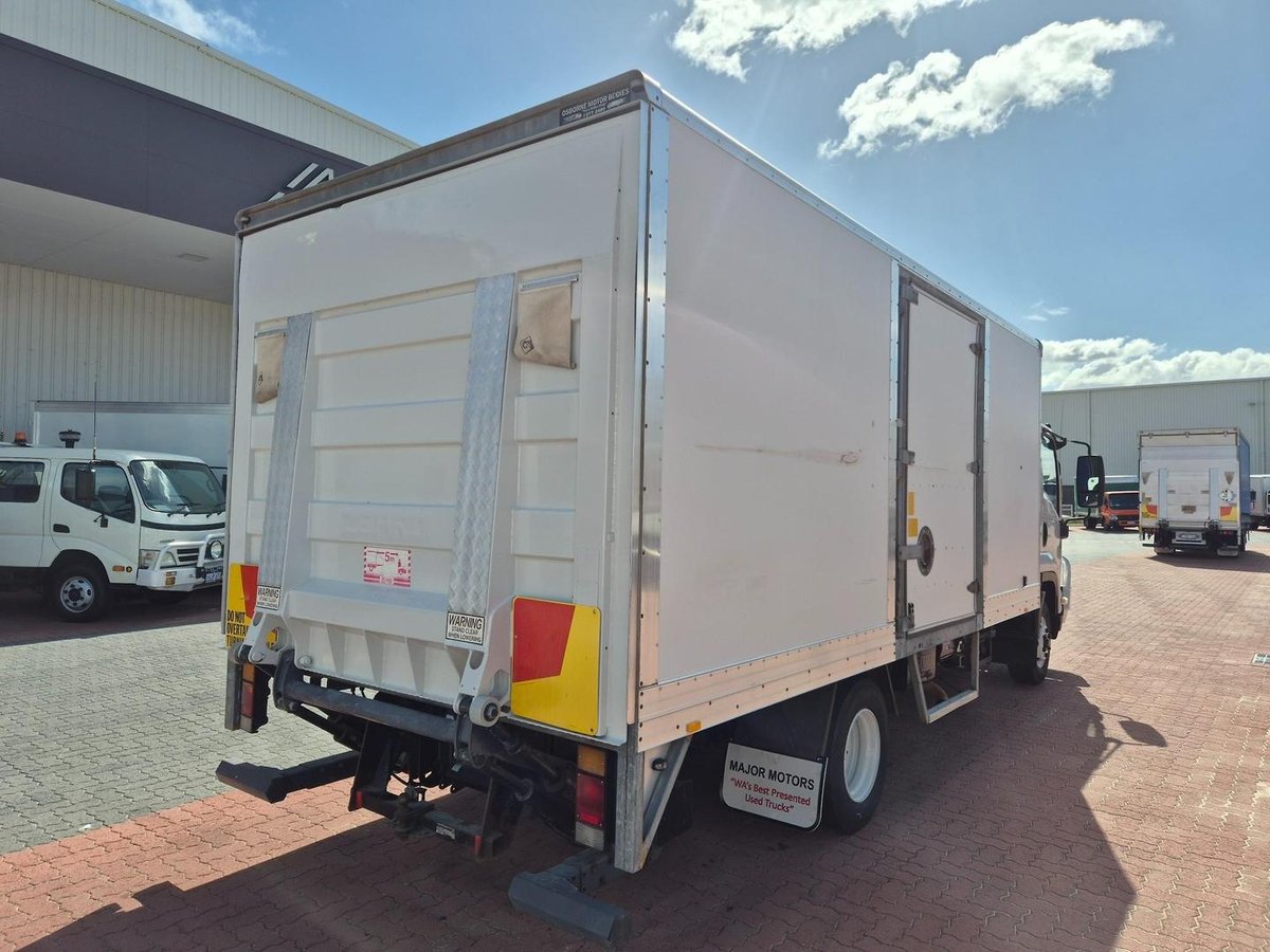 2010 Isuzu Frr600 6 Ton Van And Lift image 7