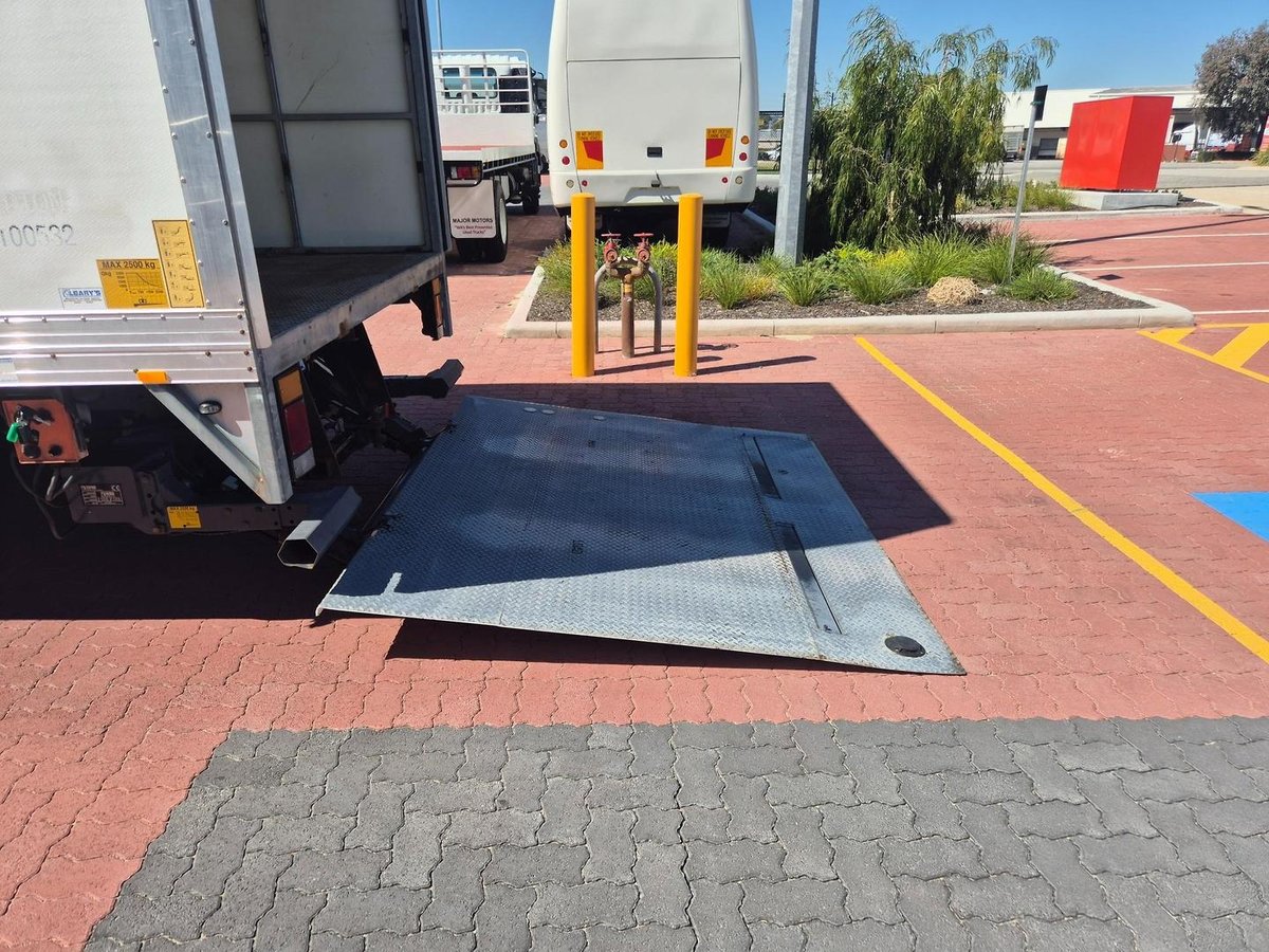 2010 Isuzu Frr600 6 Ton Van And Lift image 27