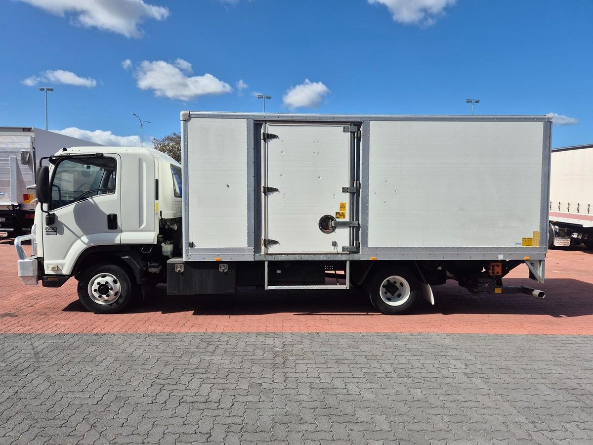 2010 Isuzu Frr600 6 Ton Van And Lift image 9