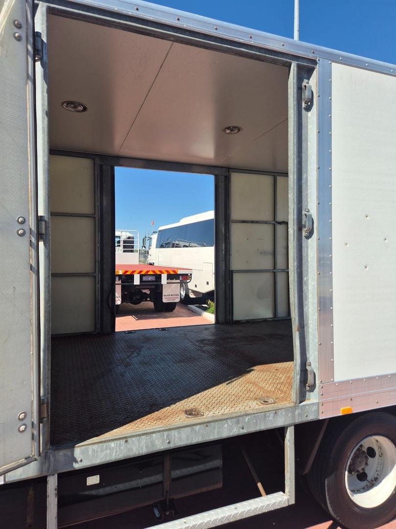 2010 Isuzu Frr600 6 Ton Van And Lift image 20