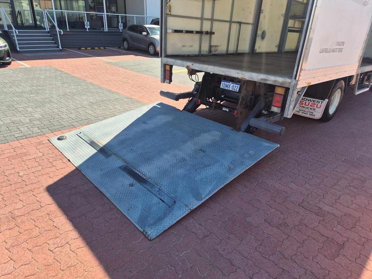 2010 Isuzu Frr600 6 Ton Van And Lift image 13