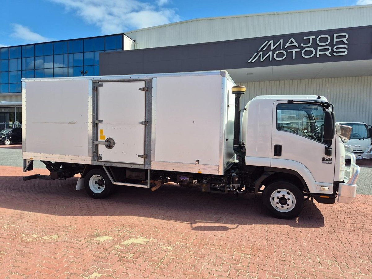 2010 Isuzu Frr600 6 Ton Van And Lift image 19