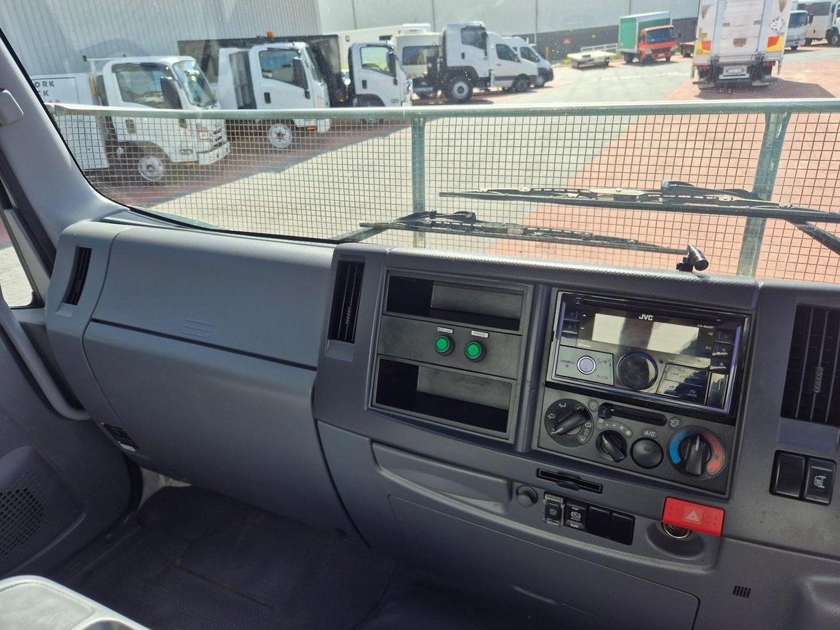 2010 Isuzu Frr600 6 Ton Van And Lift image 17