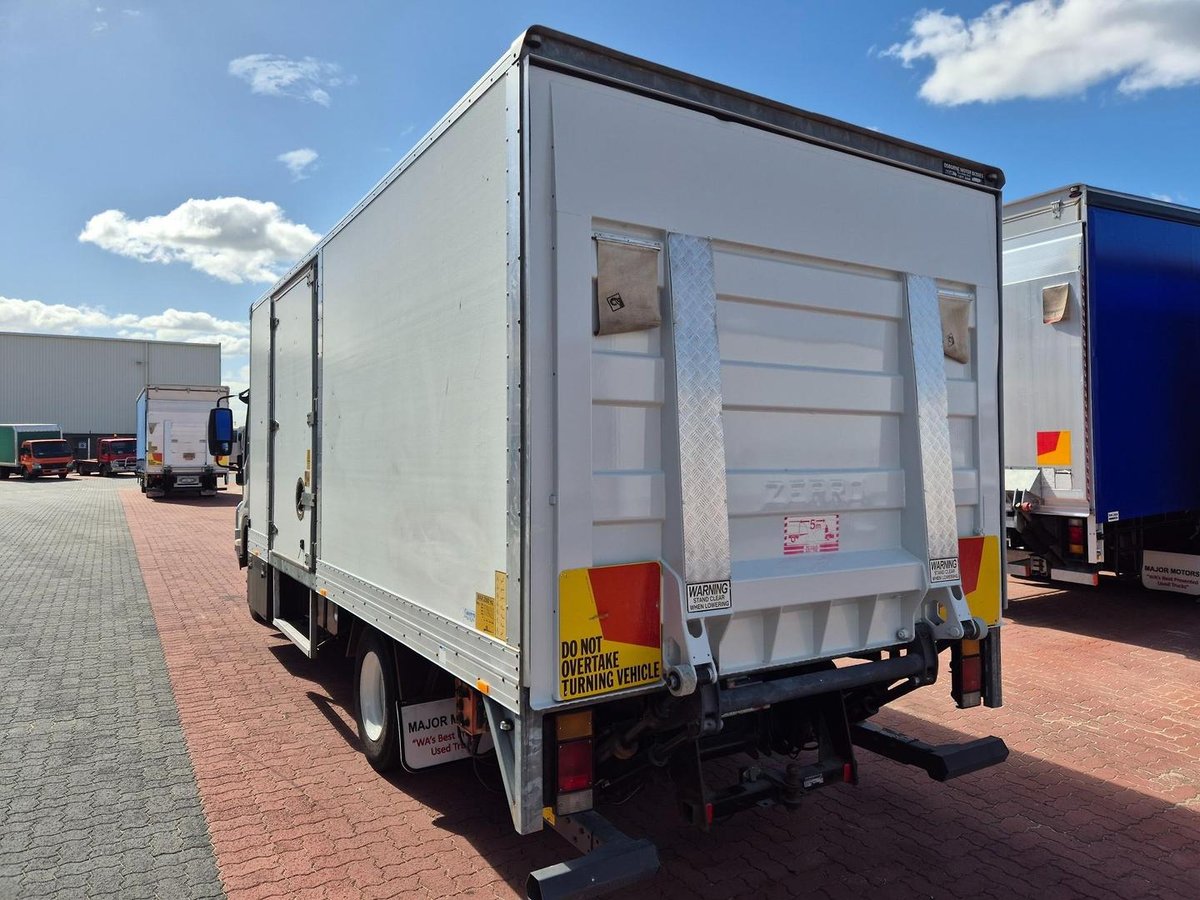 2010 Isuzu Frr600 6 Ton Van And Lift image 4
