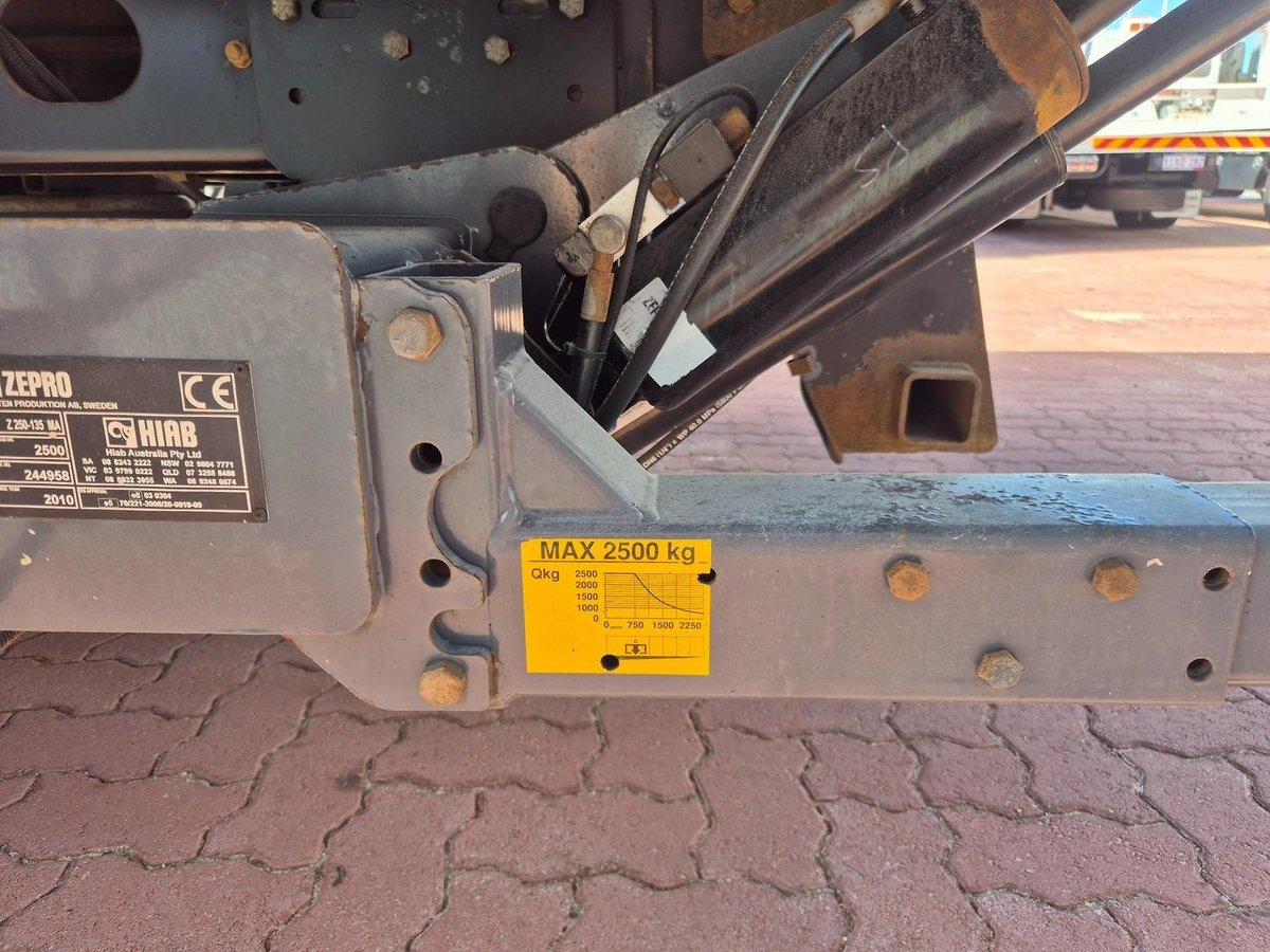 2010 Isuzu Frr600 6 Ton Van And Lift image 12