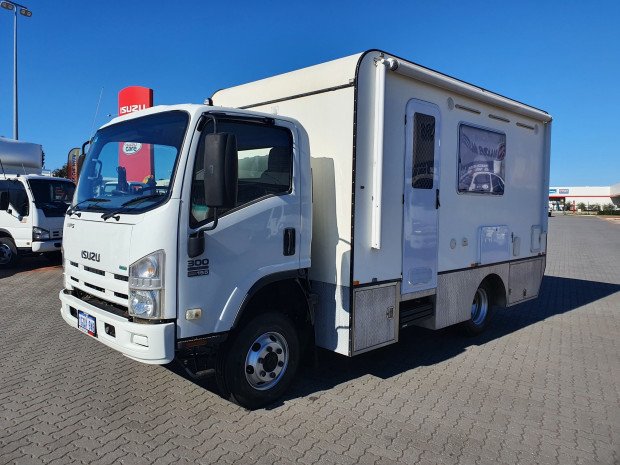2012 Isuzu Trucks Nps300 4x4 Camper/motorhome image 40