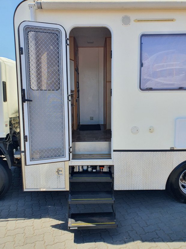 2012 Isuzu Trucks Nps300 4x4 Camper/motorhome image 7