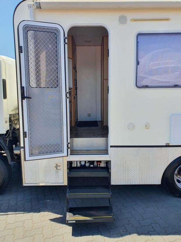 2012 Isuzu Nps300 4X4 Camper/Motorhome image 7