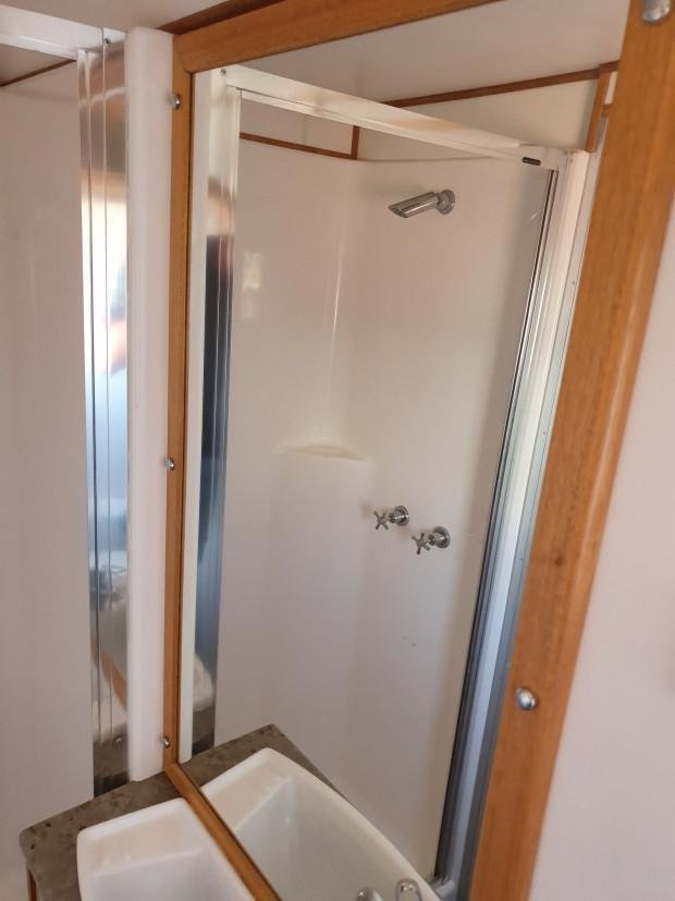 2012 Isuzu Nps300 4X4 Camper/Motorhome image 18